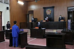 Quang cảnh phiên tòa xét xử vụ án liên quan đến chống người thi hành công vụ trong phòng, chống dịch COVID-19. (Ảnh: Mạnh Minh/TTXVN)