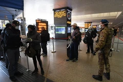 Cảnh sát kiểm tra giấy tờ của hành khách tại nhà ga tàu hỏa Roma Termini ở Rome, Italy ngày 23/3/2020, trong bối cảnh dịch COVID-19 lan rộng. (Ảnh: THX/TTXVN)