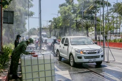Các phương tiện được phun khử khuẩn trước khi di chuyển vào thủ đô Manila, Philippines ngày 23/3/2020. (Ảnh: THX/TTXVN)