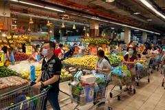Người dân đeo khẩu trang phòng dịch COVID-19 khi đi mua hàng tại một siêu thị ở Kuala Lumpur, Malaysia ngày 16/3/2020. (Ảnh: THX/TTXVN)