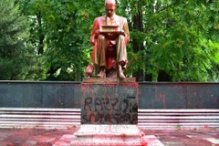 Bức tượng nhà báo nổi tiếng của Italy Indro Montanelli đã bị xịt sơn. (Nguồn: AFP)