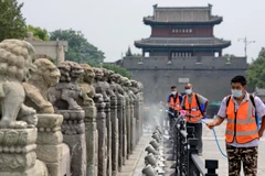 Phun thuốc khử trùng nhằm ngăn chặn sự lây lan của COVID-19 tại Bắc Kinh, Trung Quốc, ngày 4/7/2020. (Ảnh: THX/TTXVN)