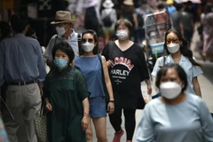 Người dân đeo khẩu trang phòng lây nhiễm COVID-19 tại Seoul, Hàn Quốc, ngày 23/6/2020. (Ảnh: AFP/TTXVN)