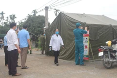 Các lực lượng chức năng tiến hành tháo dỡ các chốt kiểm soát phòng chống dịch Covid tại thôn 3 Ngô Khê. (Ảnh: Thanh Tuấn/TTXVN)