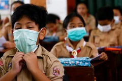 Học sinh đeo khẩu trang phòng COVID-19 tại lớp học. (Nguồn: Reuters)