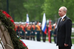 Tổng thống Putin đặt vòng hoa viếng tại Tượng đài Các chiến sỹ vô danh. (Nguồn: TASS)
