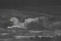 Khói bụi bốc lên sau vụ nổ tại khu công nghiệp Kaesong, nơi đặt văn phòng liên lạc chung giữa Triều Tiên và Hàn Quốc. (Ảnh: AFP/TTXVN)