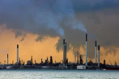 Một nhà máy lọc dầu của Singapore. (Nguồn: Reuters)