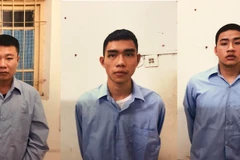 Các bị can Trung (ngoài cùng bên trái,) Ninh và Chính khi bị bắt giữ. (Ảnh: Công an thành phố Hà Nội)