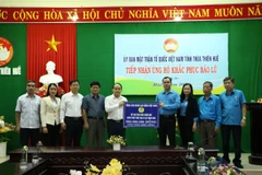 Tổng Liên đoàn Lao động Việt Nam trao hỗ trợ cho các đoàn viên, người lao động Thừa Thiên-Huế khắc phục hậu quả bão lũ. (Ảnh: Mai Trang/TTXVN)