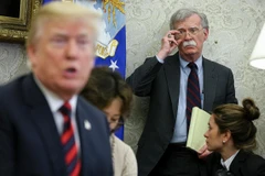 Cựu Cố vấn an ninh quốc gia John Bolton lắng nghe Tổng thống Donald Trump phát biểu. (Nguồn: Getty Images)