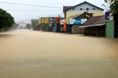Thị trấn Quy Đạt (Tuyên Hóa, Quảng Bình) ngập sâu trong nước. (Ảnh: Văn Tý/TTXVN)