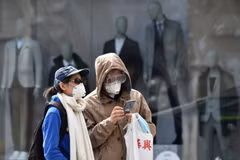 Người dân đeo khẩu trang phòng dịch COVID-19 tại Berlin, Đức ngày 21/4/2020. (Ảnh: AFP/TTXVN)