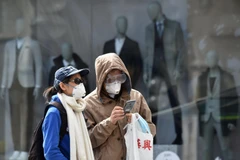 Người dân đeo khẩu trang phòng dịch COVID-19 tại Berlin, Đức ngày 21/4/2020. (Ảnh: AFP/TTXVN)