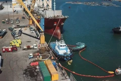 Quang cảnh buổi diễn tập ứng phó sự cố tràn dầu. (Ảnh: Nguyễn Nam/TTXVN)