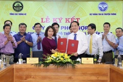 Tổng cục trưởng Tổng cục thống kê Nguyễn Thị Hương và Thứ trưởng Bộ Thông tin và Truyền thông Phạm Anh Tuấn ký kết. (Ảnh: Danh Lam/TTXVN)