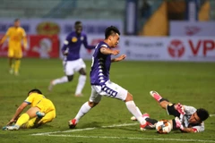 Pha đối mặt với thủ môn của hậu vệ Nguyễn Thành Chung (Số 16, CLB Hà Nội). (Ảnh: Thành Đạt/TTXVN)