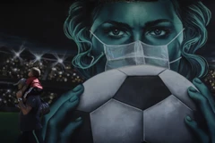 Tranh tường kêu gọi người dân đeo khẩu trang phòng lây nhiễm COVID-19 tại Sao Paulo, Brazil, ngày 21/5/2020. (Ảnh: THX/TTXVN)