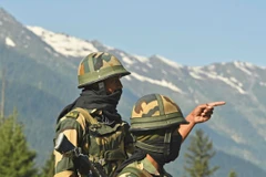 Binh sỹ Ấn Độ tuần tra tại Gagangir, khu vực biên giới giữa Ấn Độ và Trung Quốc, ngày 17/6/2020. (Ảnh: AFP/TTXVN)