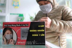 Chính phủ đã quyết định Bộ Tài chính phối hợp với các bộ để lên phương án miễn thuế nhập khẩu khẩu trang y tế, nguyên liệu sản xuất khẩu trang y tế, nước khử trung phục vụ phòng chống dịch. (Ảnh: Minh Hiếu/Vietnam+)