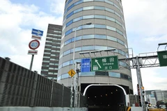 Kỳ lạ đường cao tốc đi xuyên qua tòa cao ốc ở Nhật Bản