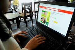 Nhiều người dân đã chuyển hướng sang "đi chợ online" thời dịch COVID-19. (Ảnh: PV/Vietnam+)