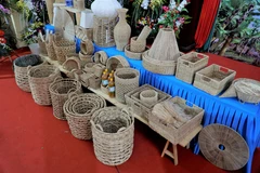 Các sản phẩm thủ công mỹ nghệ được làm từ sợi chuối. (Ảnh: Minh Hiếu/Vietnam+)