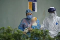 Hình ảnh bệnh nhân nhỏ tuổi nhất nhiễm COVID-19 được ra viện