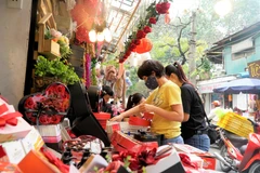 Khách hàng đang mua sắm quà tặng dịp Lễ tình nhân. (Ảnh: PV/Vietnam+)