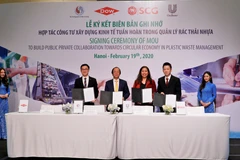 Thứ trưởng Bộ Tài Nguyên và Môi trường Võ Tuấn Nhân (thứ 2 từ trái sang) và đại diện các doanh nghiệp tham gia lễ ký kết ngày hôm nay. (Ảnh: PV/Vietnam+)