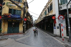 Hà Nội: Đường phố vắng vẻ, hàng quán đóng cửa phòng chống COVID-19
