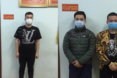 3 đối tượng gây mất trật tự và vi phạm quy định cấm tụ tập đông người trong thời gian cách ly dịch COVID-19. (Ảnh: PV/Vietnam+)