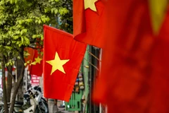 [Photo] Phố phường Hà Nội rực rỡ cờ đỏ chào đón đại lễ 30/4