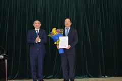 Bộ trưởng Bộ Giao thông Vận tải Trương Quang Nghĩa trao quyết định bổ nhiệm cho ông Vũ Anh Minh. (Ảnh: Tổng công ty Đường sắt cung cấp)