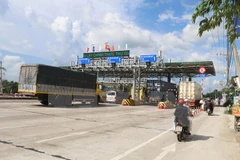 Trạm thu phí BOT Cai Lậy chính thức hoạt động từ ngày 1/8 vừa qua và gặp phải sự phản đối của tài xế khi mức phí quá cao. (Ảnh: Minh Trí/TTXVN)
