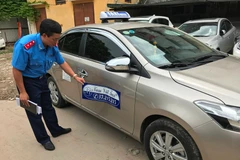 Chiếc xe taxi dù gian lận cước tinh vi và chặt chém du khách nước ngoài. (Ảnh: Ngọc Hải/Vietnam+)