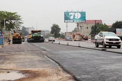 Nhà thầu đang thi công thảm nhựa tại dự án BOT Bắc Ninh-Uông Bí. (Ảnh: Doãn Đức/Vietnam+)