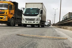 Bề mặt cầu Thanh Trì lại bị hằn lú, hư hỏng nặng nề. (Ảnh: Nguyễn Hằng/Vietnam+)