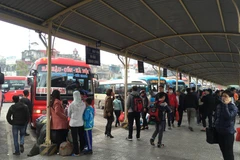 Hành khách chờ lên xe để về quê nghỉ Tết Dương lịch. (Ảnh: PV/Vietnam+)