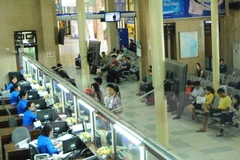 Bán vé tàu tại Ga Hà Nội. (Ảnh: Quang Quyết-TTXVN)