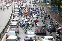 Xe máy vẫn là phương tiện đi lại chủ đạo của người dân ít nhất trong thời gian tới. (Ảnh: Doãn Đức/Vietnam+)