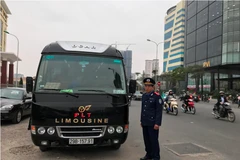 Xe dù, bến cóc đã khiến các nhà xe tuyến cố định rơi vào cảnh lao đao khi không có khách trên xe. (Ảnh: Việt Hùng/Vietnam+)