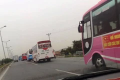 Xe khách của các doanh nghiệp Thái Bình, Nam Định chạy lên Hà Nội phản đối lệnh điều chuyển. (Nguồn ảnh: Otofun.net)