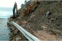 VEC huy động thiết bị máy móc và nhân công để hót dọn các vị trí đất đá bị sạt lở trên tuyến cao tốc Đà Nẵng-Quảng Ngãi. (Ảnh: VEC cung cấp)