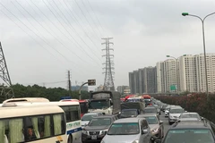 Cửa ngõ Pháp Vân, lượng phương tiện xếp hàng dài chờ vào thủ đô sau kỳ nghỉ lễ 30/4. (Ảnh: Việt Hùng/Vietnam+)