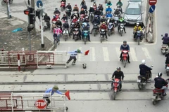 Ngành đường sắt phải bố trí nhân viên cảnh giới, chốt gác tại đường ngang mất an toàn . (Ảnh: Minh Sơn/Vietnam+)