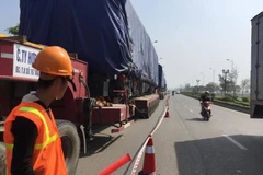 Lô tàu đầu tiên của dự án đường sắt đô thị Cát Linh-Hà Đông sẽ được cẩu lên đường ray vào tối nay. (Ảnh: Việt Hùng/Vietnam+)