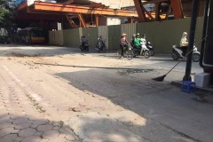 Vị trí thanh sắt rơi thuộc khu vực nhà ga đang thi công thuộc công trình đường sắt Nhổn - Ga Hà Nội. (Ảnh: PV/Vietnam+)