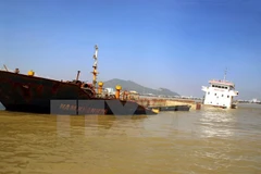 Tàu Nam Khánh 26 chở 2280 tấn clike đang bị chìm ở vịnh Quy Nhơn. (Ảnh: Nguyên Linh/TTXVN)