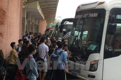 Đi lại mỗi dịp nghỉ lễ luôn là nỗi lo của hành khách. (Ảnh: Việt Hùng/Vietnam+)